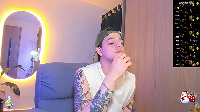 Snapshot of alejandro_calderon1 chatting on December 6, 5:31 am alejandro calderon1 online show from December 6, 5:31 am