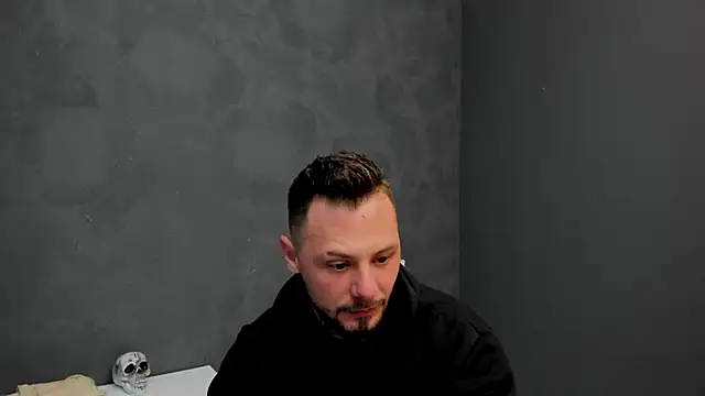 Snapshot of BrianHunts chatting on December 18, 6:43 am BrianHunts online show from December 18, 6:43 am
