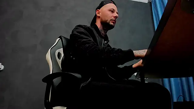 Snapshot of BrianHunts chatting on March 11, 5:38 am BrianHunts online show from March 11, 5:38 am