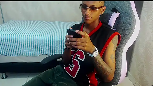 Snapshot of ManSant chatting on December 5, 3:17 pm ManSant online show from December 5, 3:17 pm