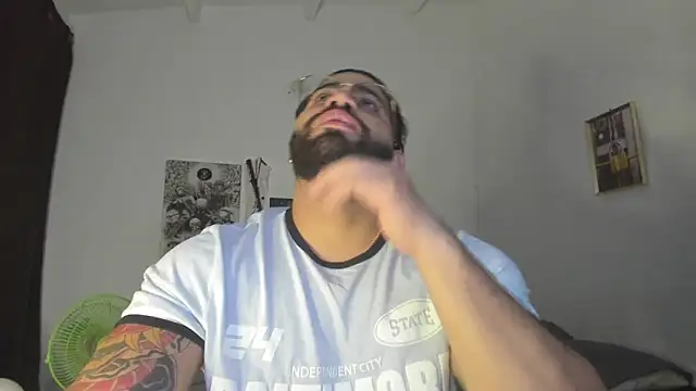 Snapshot of _Coddygold_ chatting on February 6, 11:26 pm Coddygold online show from February 6, 11:26 pm
