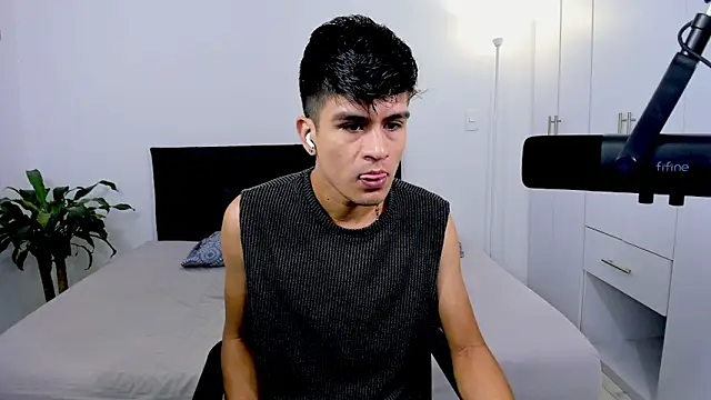Snapshot of Eiden_allenx chatting on January 6, 10:57 am Eiden allenx online show from January 6, 10:57 am