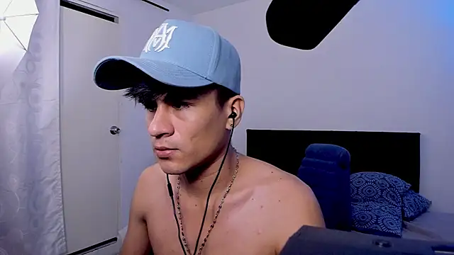 Snapshot of Eiden_allenx chatting on February 7, 1:04 am Eiden allenx online show from February 7, 1:04 am