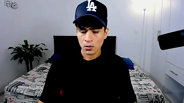 Snapshot of Eiden_allenx chatting on December 27, 11:06 am Eiden allenx online show from December 27, 11:06 am