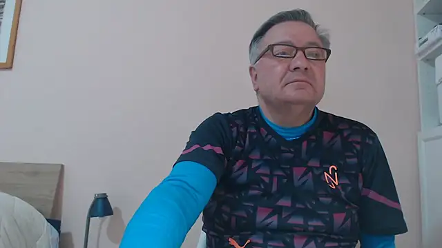 Snapshot of YOU6me chatting on March 18, 8:39 am YOU6me online show from March 18, 8:39 am