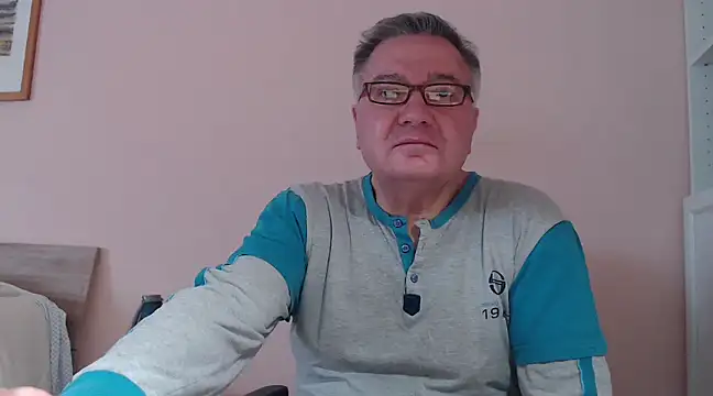 Snapshot of YOU6me chatting on January 31, 9:59 am YOU6me online show from January 31, 9:59 am