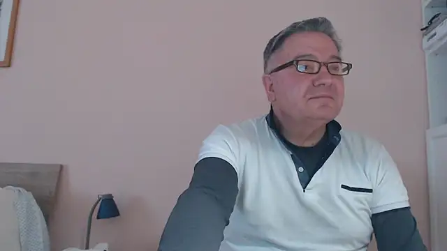 Snapshot of YOU6me chatting on February 17, 9:24 am YOU6me online show from February 17, 9:24 am