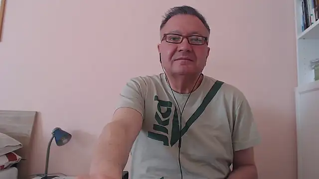 Snapshot of YOU6me chatting on September 11, 8:35 am YOU6me online show from September 11, 8:35 am