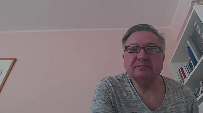 Snapshot of YOU6me chatting on December 20, 9:43 am YOU6me online show from December 20, 9:43 am