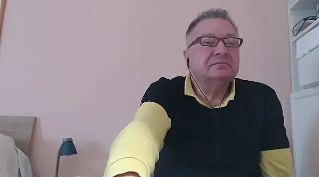 Snapshot of YOU6me chatting on January 7, 8:59 am YOU6me online show from January 7, 8:59 am