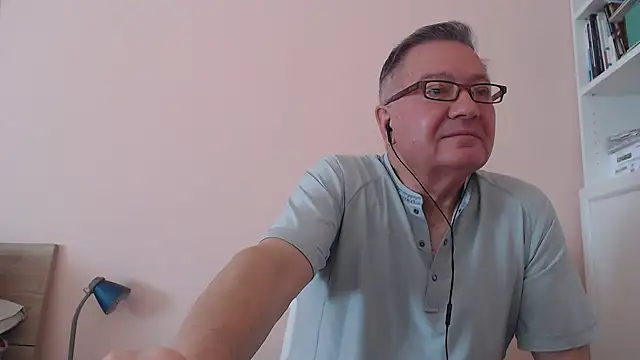 Snapshot of YOU6me chatting on September 24, 8:13 am YOU6me online show from September 24, 8:13 am