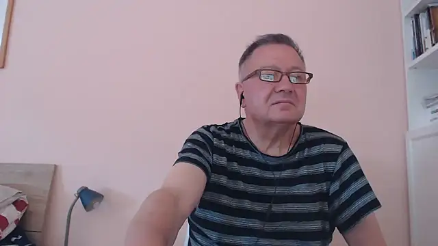 Snapshot of YOU6me chatting on September 15, 9:54 am YOU6me online show from September 15, 9:54 am