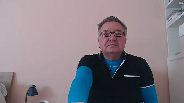 Snapshot of YOU6me chatting on February 6, 9:22 am YOU6me online show from February 6, 9:22 am