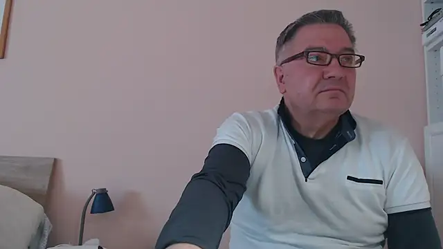Snapshot of YOU6me chatting on February 16, 8:21 am YOU6me online show from February 16, 8:21 am