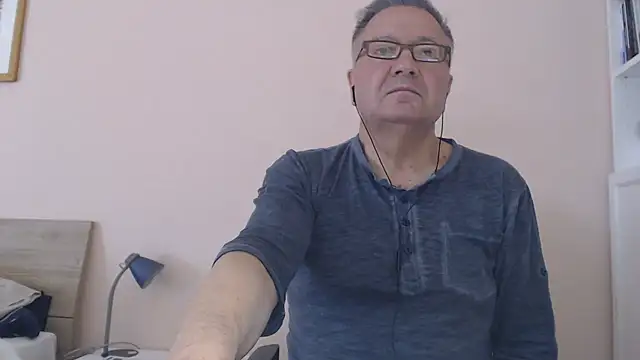 Snapshot of YOU6me chatting on September 18, 10:06 am YOU6me online show from September 18, 10:06 am