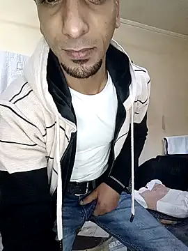 Snapshot of highguy chatting on December 22, 6:06 am highguy online show from December 22, 6:06 am