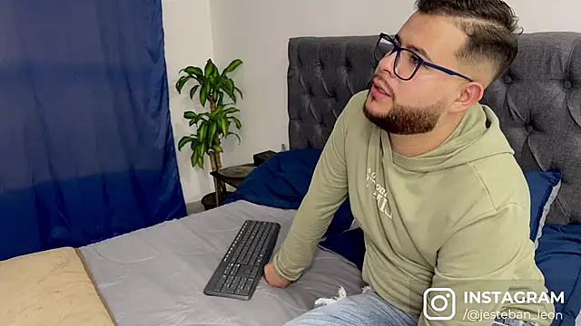 RoyBaker  online show from March 23, 2:48 am