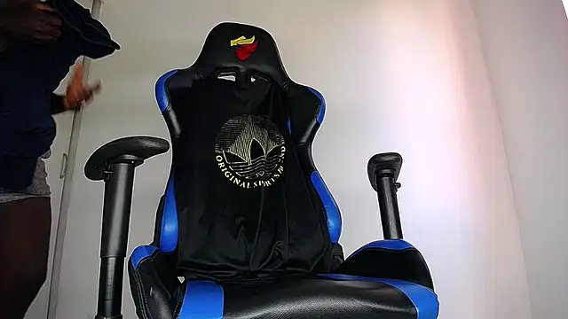 MAXJONES 2 online show from April 27, 6:57 pm