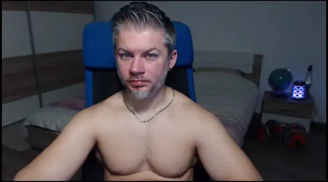 Snapshot of RobbyShawz chatting on December 22, 5:34 am RobbyShawz online show from December 22, 5:34 am