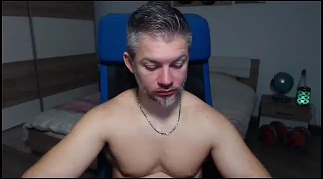 Snapshot of RobbyShawz chatting on December 30, 5:48 am RobbyShawz online show from December 30, 5:48 am