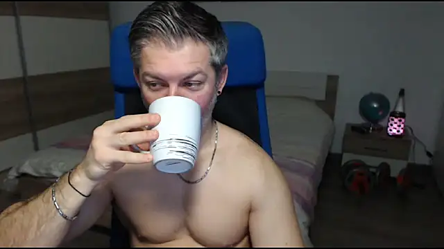Snapshot of RobbyShawz chatting on February 18, 6:15 am RobbyShawz online show from February 18, 6:15 am