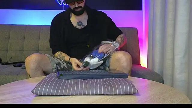 Snapshot of MattxFeet chatting on October 16, 12:18 am MattxFeet online show from October 16, 12:18 am