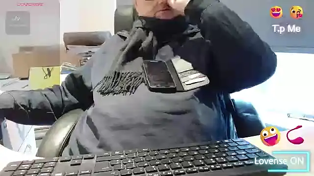 Snapshot of bigbadjon69 chatting on January 7, 2:27 pm bigbadjon69 online show from January 7, 2:27 pm