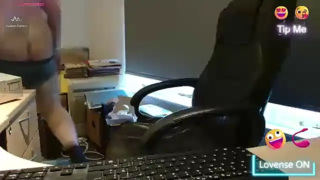 Snapshot of bigbadjon69 chatting on January 21, 1:17 pm bigbadjon69 online show from January 21, 1:17 pm
