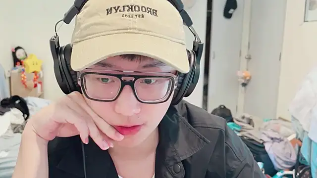 Snapshot of romeoisme__ chatting on January 1, 5:44 pm romeoisme online show from January 1, 5:44 pm