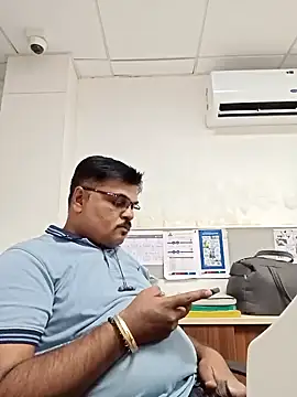 Snapshot of Desi_Londa_143 chatting on October 18, 3:55 am Desi Londa 143 online show from October 18, 3:55 am