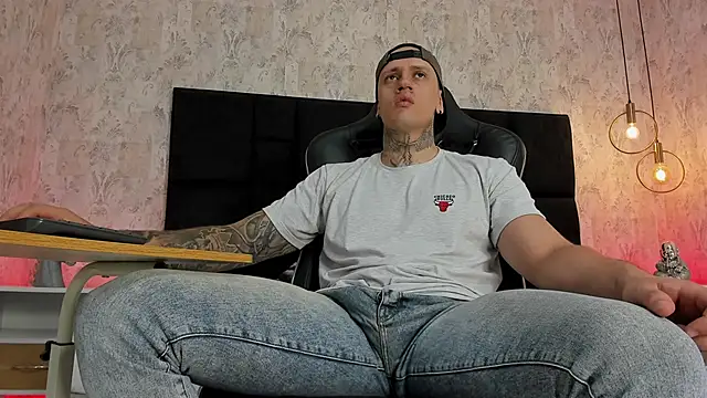 Snapshot of Joeysexx2 chatting on December 12, 3:43 am Joeysexx2 online show from December 12, 3:43 am