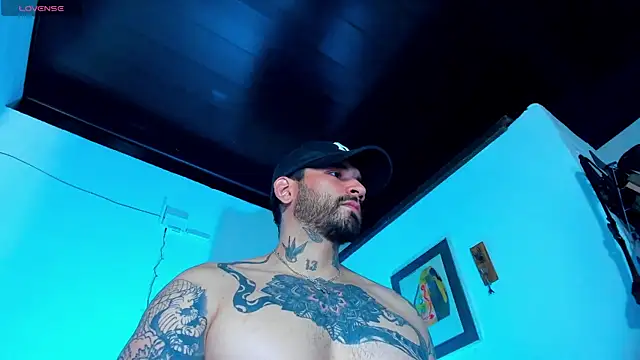 Snapshot of CamiloGray_ chatting on December 10, 2:39 pm CamiloGray online show from December 10, 2:39 pm