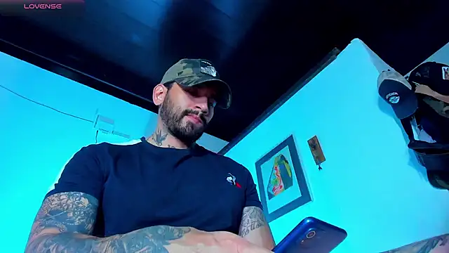 Snapshot of CamiloGray_ chatting on December 3, 1:43 pm CamiloGray online show from December 3, 1:43 pm