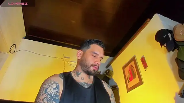 Snapshot of CamiloGray_ chatting on March 16, 2:33 pm CamiloGray online show from March 16, 2:33 pm