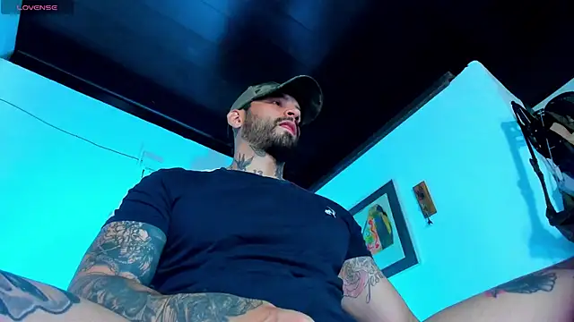Snapshot of CamiloGray_ chatting on December 15, 7:21 pm CamiloGray online show from December 15, 7:21 pm