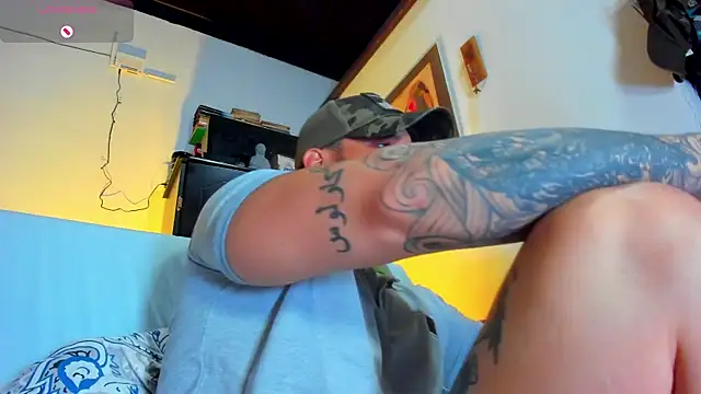 Snapshot of CamiloGray_ chatting on February 19, 1:28 pm CamiloGray online show from February 19, 1:28 pm