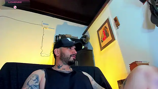 Snapshot of CamiloGray_ chatting on February 11, 1:20 pm CamiloGray online show from February 11, 1:20 pm