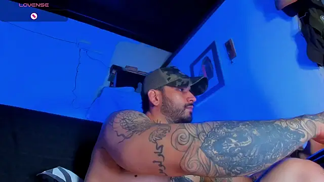 Snapshot of CamiloGray_ chatting on February 27, 2:43 pm CamiloGray online show from February 27, 2:43 pm