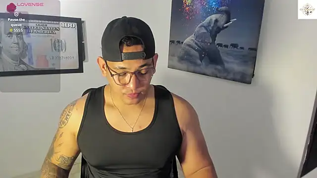 Snapshot of Colton_Massif chatting on October 30, 3:41 am Colton Massif online show from October 30, 3:41 am