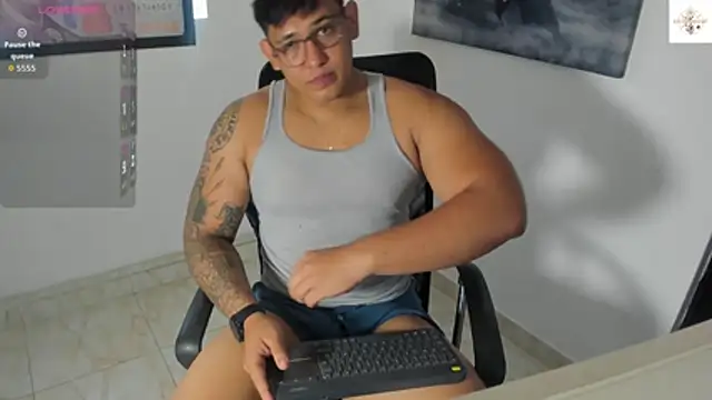 Snapshot of Colton_Massif chatting on October 24, 7:59 pm Colton Massif online show from October 24, 7:59 pm