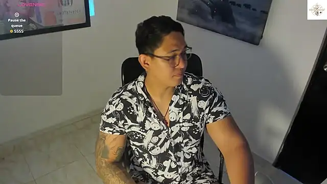 Snapshot of Colton_Massif chatting on November 1, 10:25 pm Colton Massif online show from November 1, 10:25 pm