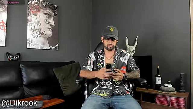 Snapshot of Davevilboy chatting on January 20, 12:18 pm Davevilboy online show from January 20, 12:18 pm