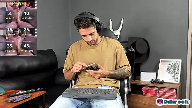 Snapshot of Davevilboy chatting on March 7, 12:01 pm Davevilboy online show from March 7, 12:01 pm