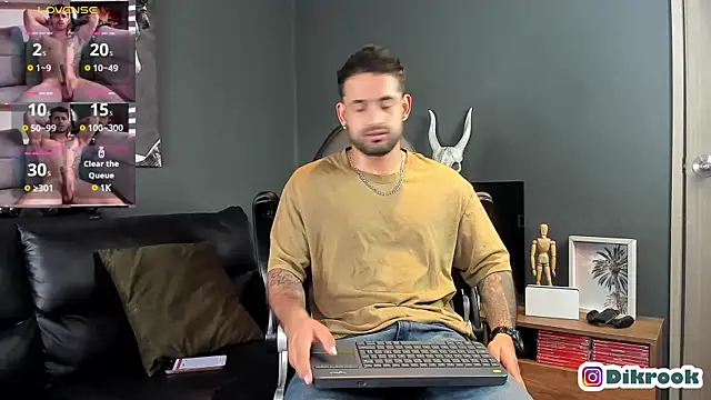 Snapshot of Davevilboy chatting on February 17, 12:05 pm Davevilboy online show from February 17, 12:05 pm