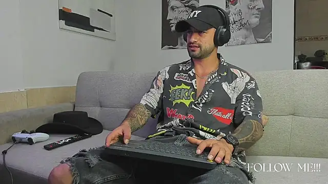 Snapshot of Davevilboy chatting on September 28, 5:00 pm Davevilboy online show from September 28, 5:00 pm