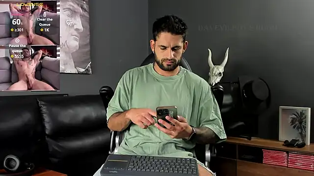 Snapshot of Davevilboy chatting on March 19, 12:23 pm Davevilboy online show from March 19, 12:23 pm
