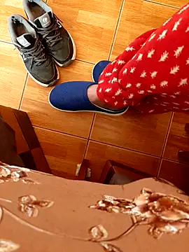 feet toes online show from October 31, 6:04 am