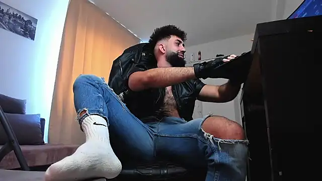 liamaesthetic online show from March 3, 8:22 am