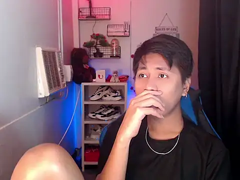 khael moreno online show from December 5, 2:18 am