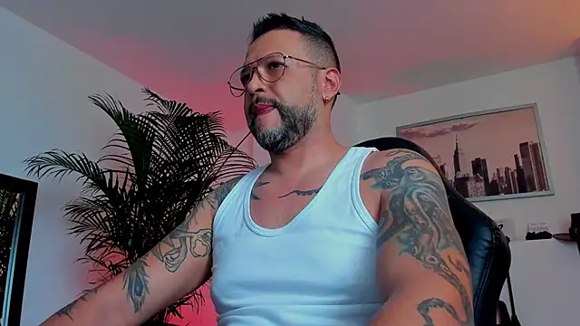 Snapshot of MrFrank_tattoo chatting on December 2, 6:52 pm MrFrank tattoo online show from December 2, 6:52 pm